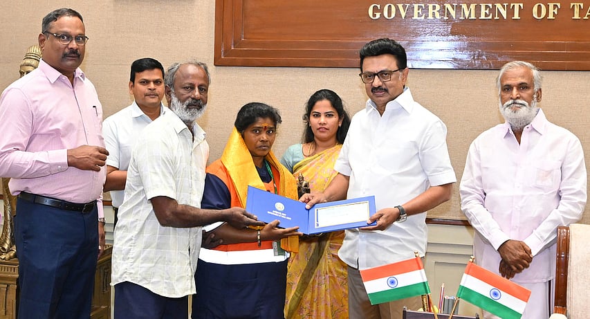 சாலையில் கிடந்த 45 பவுன் நகைகளை ஒப்படைத்த தூய்மைப் பணியாளருக்கு முதல்வா் பாராட்டு: ரூ.1 லட்சம் பரிசு வழங்கினாா்