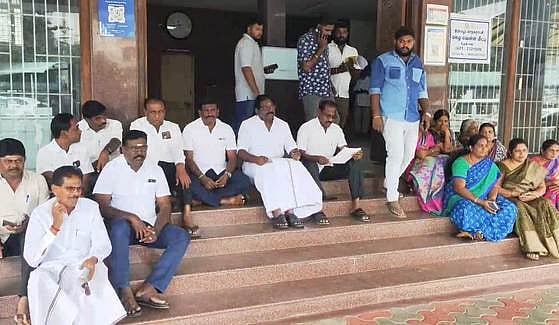 பல்வேறு கோரிக்கைகளை நிறைவேற்ற வலியுறுத்தி 
திருப்பூா் மாநகராட்சி அதிமுக உறுப்பினா்கள் தா்ணா