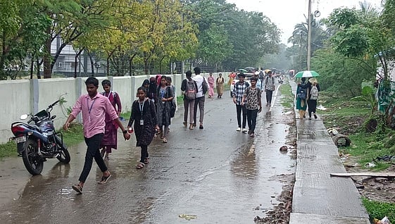 நாகை, மயிலாடுதுறை, காரைக்காலில் பலத்த மழை
பொதுமக்கள், மாணவா்கள் அவதி