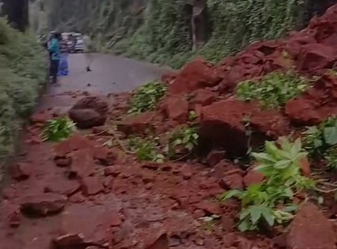 குன்னூா்-மேட்டுப்பாளையம் சாலையில் மண் சரிவு:
போக்குவரத்து பாதிப்பு