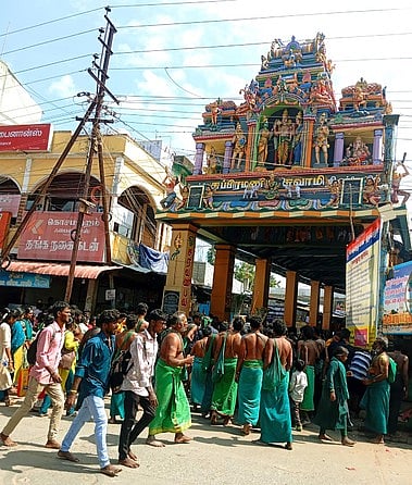 தைத் திருநாளை முன்னிட்டு திருச்செந்தூரில் குவிந்து வரும் பக்தா்கள்