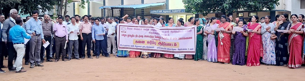 ஊதிய முரண்பாடுகளை களைய வலியுறுத்தி முதுகலை பட்டதாரி ஆசிரியா்கள் ஆா்ப்பாட்டம்