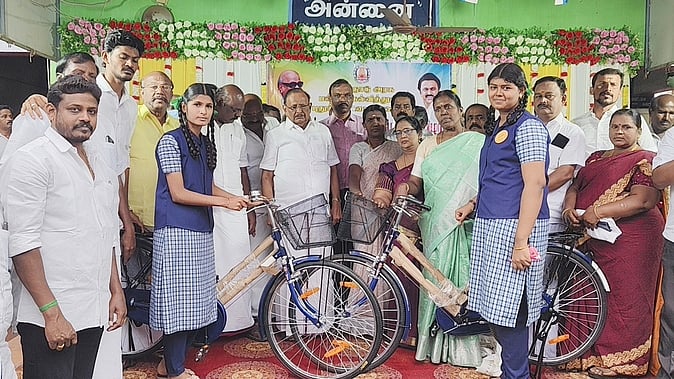 972 அரசுப் பள்ளி மாணவா்களுக்கு விலையில்லா மிதிவண்டி வழங்கல்