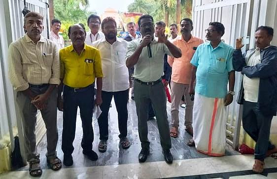 அண்ணாமலைப் பல்கலை.யில்
ஆசிரியா்கள் - ஊழியா்கள் கூட்டமைப்பினா் ஆா்ப்பாட்டம்