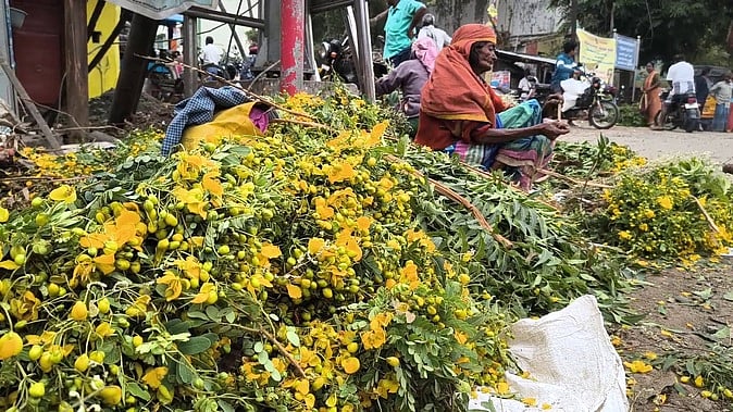 சத்தியமங்கலம் சாலையோரங்களில் களைகட்டும் பொங்கல் பூக்கள் விற்பனை