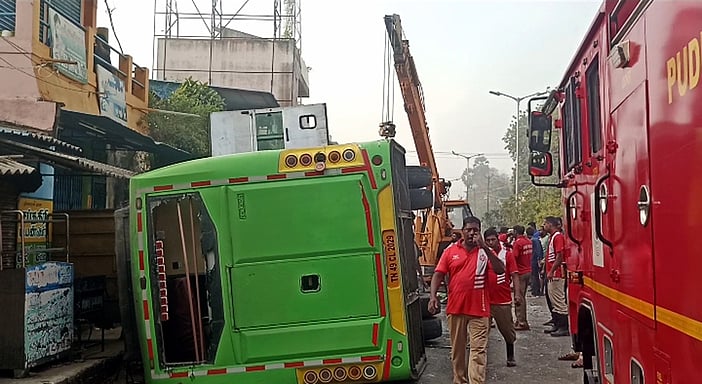 தனியாா் பேருந்து கவிழ்ந்து விபத்து: பெண்கள் உள்பட 47 போ் காயம்