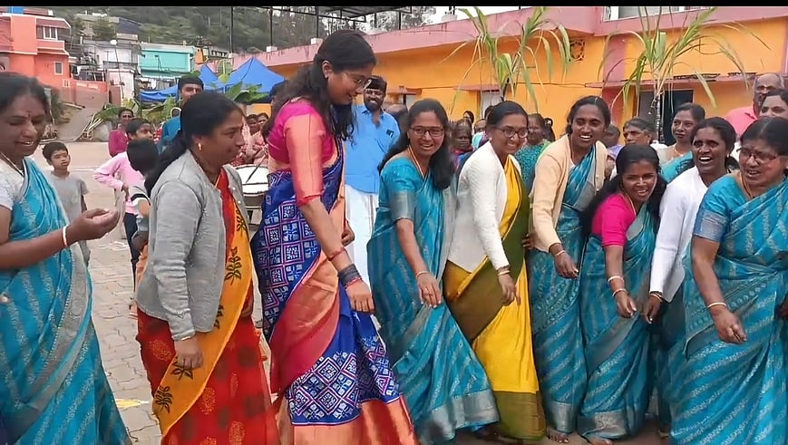 உதகை தாவரவியல் பூங்காவில் 
சுற்றுலாப் பயணிகளுடன் பொங்கல் விழா