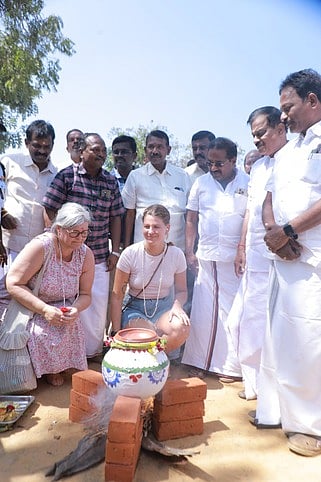 குமரி அருகே பொங்கலிட்டு மகிழ்ந்த வெளிநாட்டு சுற்றுலாப் பயணிகள்