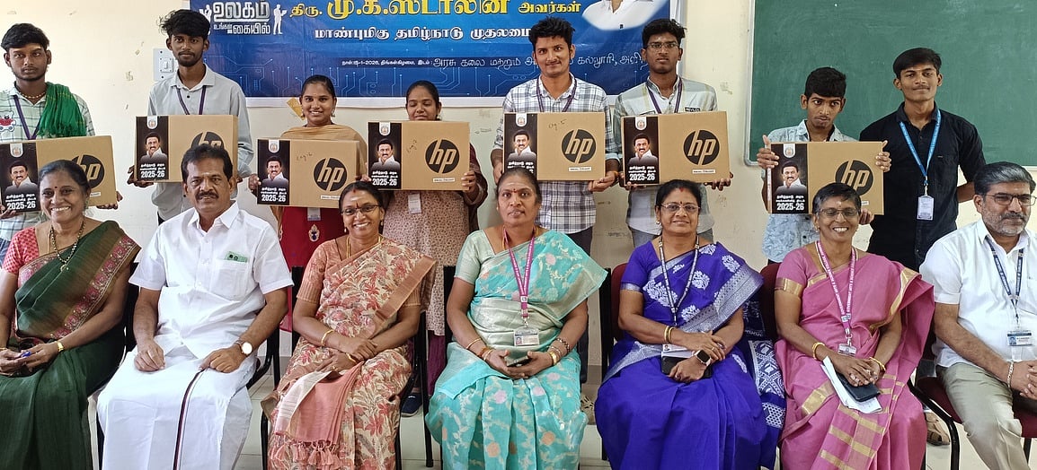 அவிநாசி அரசுக் கல்லூரியில் 316 மாணவா்களுக்கு மடிக்கணினி