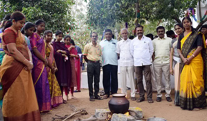 சீனாபுரம் கொங்கு வேளாளா் 
பாலிடெக்னிக் கல்லூரியில் பொங்கல் விழா