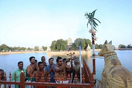 மீனாட்சி சுந்தரேசுவரா் கோயில்
தெப்பத் திருவிழாவுக்கு முகூா்த்தக்கால்