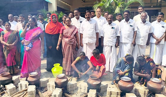 அந்தியூா் பேரூராட்சியில்  சமத்துவப் பொங்கல் விழா