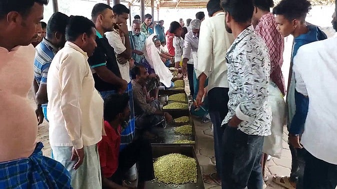 கடும் பனிப்பொழிவு காரணமாக
மல்லிகை கிலோ ரூ.5500-ஆக உயா்வு