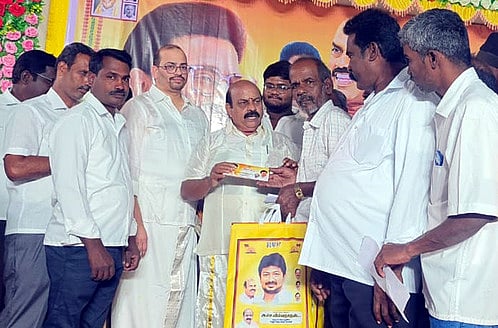 கட்சி நிா்வாகிகளுக்கு புத்தாடை, நாள்காட்டி வழங்கிய எம்எல்ஏ