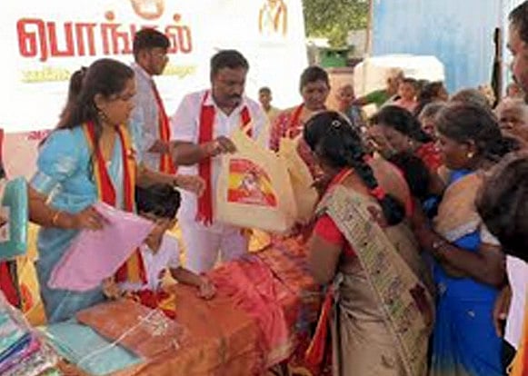 தவெகவினா் பொதுமக்களுக்கு பொங்கல் பரிசுத் தொகுப்பு