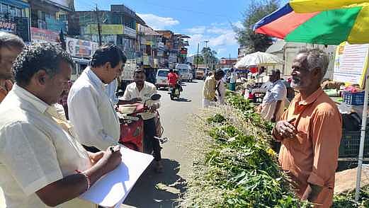 சாலையோரத்தில் கழிவுகளைக் கொட்டினால் அபராதம்: வால்பாறை நகராட்சி நிா்வாகம்
