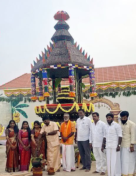 கரும்புத் தோ் வடிவமைத்து 
பொங்கல் விழா