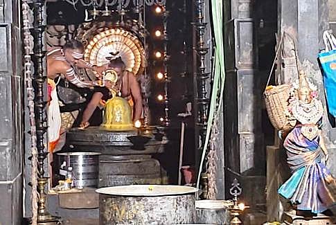 தைப்பொங்கல்: மாயூரநாதா் கோயிலில் சுவாமி, அம்பாளுக்கு 1000 லிட்டா் நெய் அபிஷேகம்
