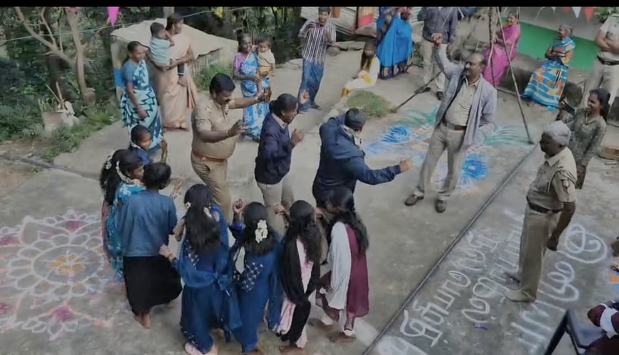 பழங்குடி மக்களுடன் இணைந்து
போலீஸாா் பொங்கல் கொண்டாட்டம்