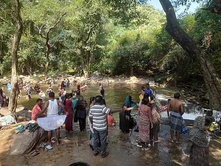 களக்காடு தலையணையில் குவிந்த சுற்றுலாப் பயணிகள்