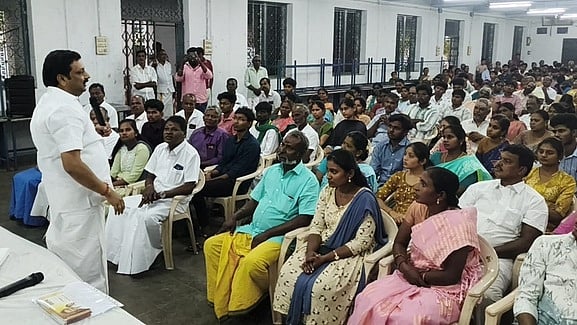 உயா்கல்வி பயிலும் மாணவ மாணவியா்களுக்கு கல்வி உதவி தொகை