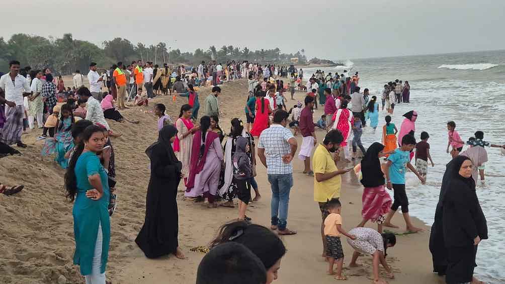 பொங்கல் விடுமுறை :கடலூா் வெள்ளி கடற்கரையில் குவிந்த பொதுமக்கள்