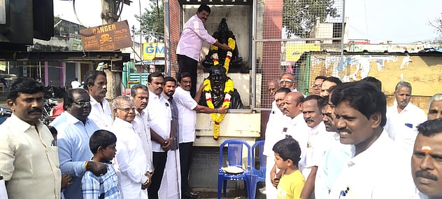 திருவள்ளுவா் சிலைக்கு அரசு மற்றும் அமைப்பினா் மாலை அணிவித்து மரியாதை