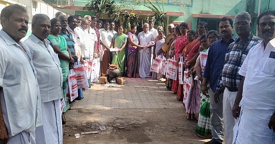 ஊராட்சிப் பணியாளா்களுக்கு பொங்கல் தொகுப்பு