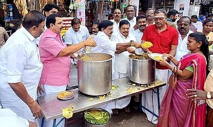 நெல்லையப்பா் கோயிலில் அதிமுகவினா் அன்னதானம்