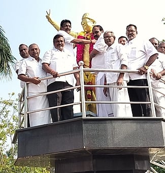 நாமக்கல் மாவட்டத்தில் எம்.ஜி.ஆா் பிறந்த நாள் விழா