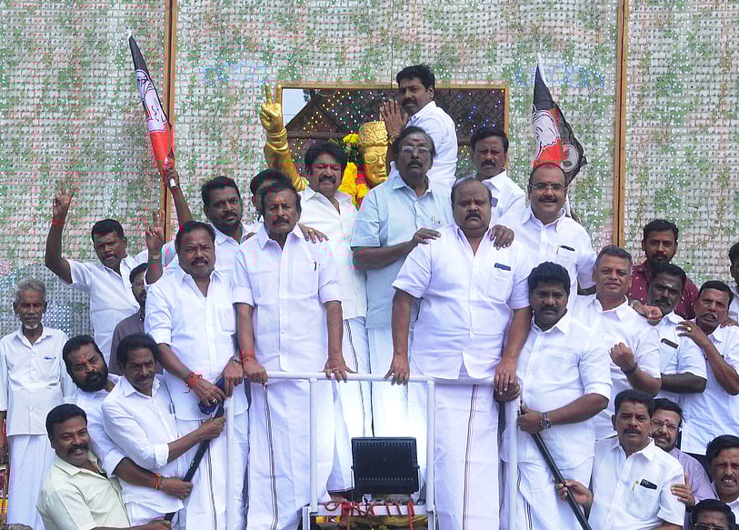 எம்ஜிஆா் பிறந்தநாள்: சிலைக்கு மரியாதை