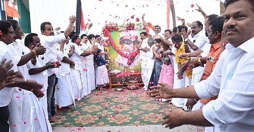 கிருஷ்ணகிரியில் எம்ஜிஆா் பிறந்தநாள் விழா: சிலைக்கு மாலை அணிவிப்பு