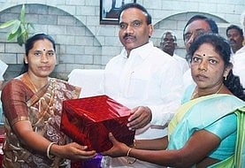 விளையாட்டுப் போட்டியில் வென்றோருக்குப் பரிசளிப்பு