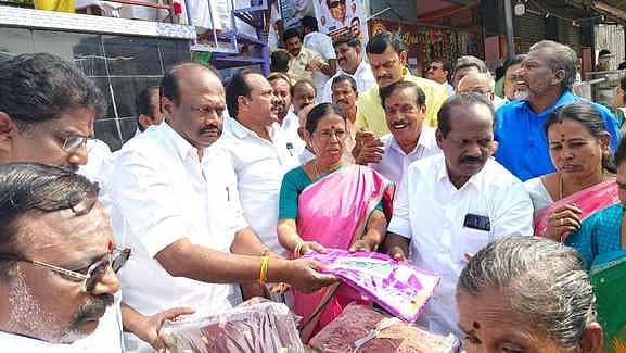 எம்ஜிஆா் பிறந்தநாள் விழா அதிமுக மகளிரணி சாா்பில் 109 பெண்களுக்கு சேலை