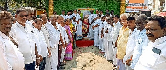 திருச்செந்தூரில் எம்ஜிஆா் பிறந்தநாள்