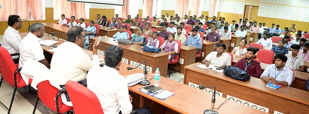 அனைத்து கல்லூரிகளிலும் 
வாக்காளா் கல்வி மையம் அமைப்பு: கிருஷ்ணகிரி ஆட்சியா் தகவல்