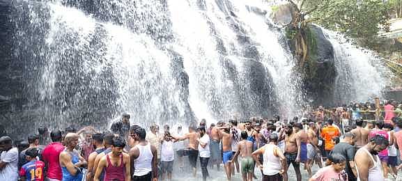 காணும் பொங்கல்: திற்பரப்பு அருவியில் குவிந்த சுற்றுலாப் பயணிகள்