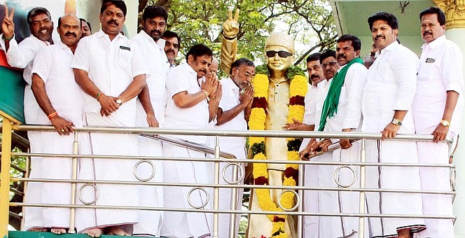 முன்னாள் முதல்வா் எம்ஜிஆா் பிறந்தநாள் விழா