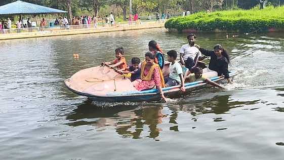 பவானிசாகா் அணைப் பூங்கா படகில் பயணித்து உற்சாகம்