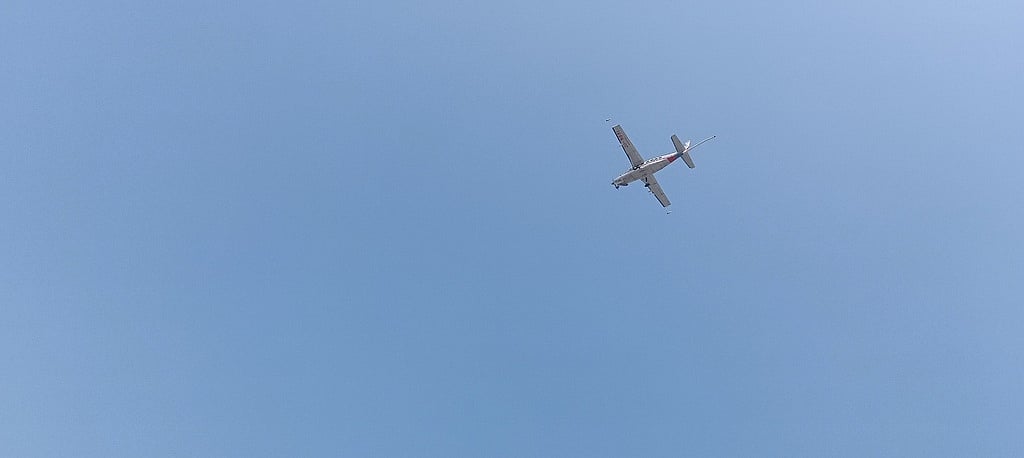 கரூரில் மிகவும் தாழ்வாக பறந்த பயிற்சி விமானம்; மக்கள் அச்சம்