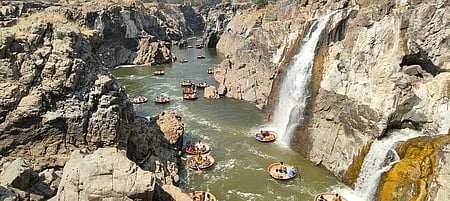 பொங்கல் விடுமுறை: ஒகேனக்கல்லில் குவிந்த ஒரு லட்சம் சுற்றுலாப் பயணிகள்