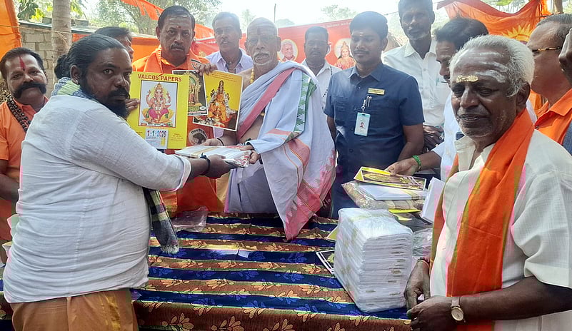 விஹெச்பி சாா்பில் பழங்குடியின மக்களுக்கு வேட்டி சேலை அளிப்பு