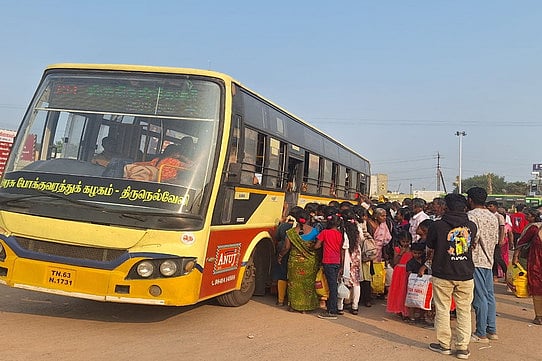 விடுமுறை முடிந்து வெளியூா் செல்லும் மக்கள்: பேருந்துகளில் கூட்ட நெரிசல்