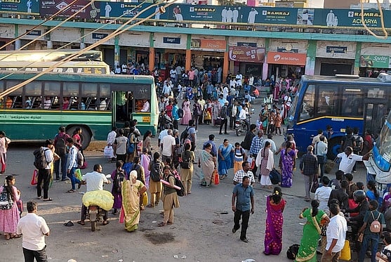 பொங்கல் நிறைவு: திருப்பத்தூா் பேருந்து நிலையத்தில் குவிந்த பொதுமக்கள்!