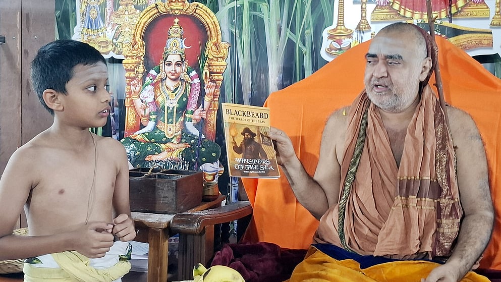 ஆங்கில கதைப் புத்தகம் எழுதிய 10 வயது சிறுவன்: காஞ்சி சங்கராசாரியாா் பாராட்டு!