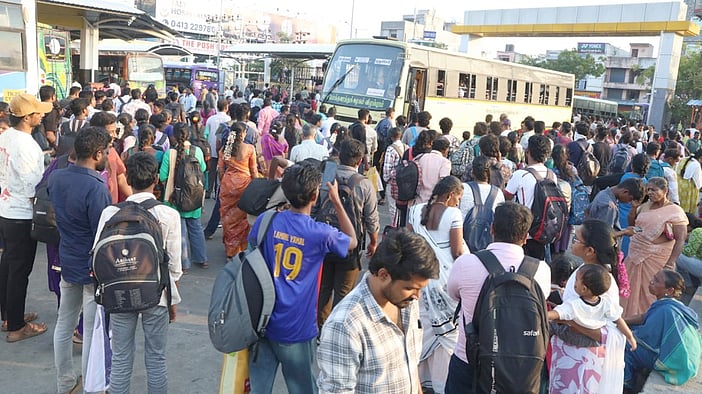 பொங்கல் விடுமுறை முடிவு:
 பேருந்து நிலையத்தில் அலைமோதியக் கூட்டம்