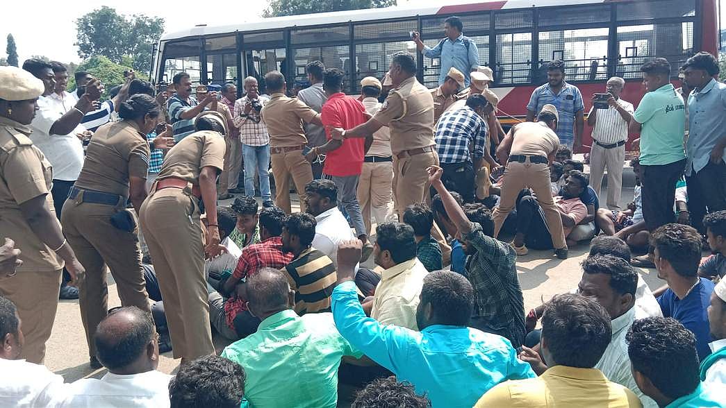 ஆன்லைன் டோக்கன் முறையை ரத்துசெய்யக் கோரி ஜல்லிக்கட்டு வீரா்கள் தா்னா