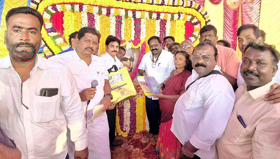 பழங்குடியின மக்களுக்கு 
வேட்டி, சேலை அளிப்பு