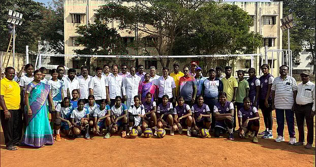 திருவண்ணாமலையில் பாரதியாா் தின கையுந்து பந்துப் போட்டி: பேரவை துணைத் தலைவா் தொடங்கிவைத்தாா்