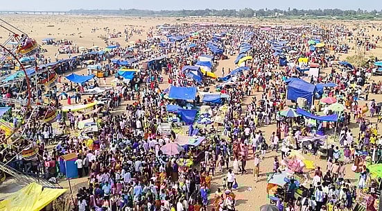 விழுப்புரம், கள்ளக்குறிச்சி மாவட்டங்களில் ஆற்றுத் திருவிழா:
பல்வேறு கோயில்களின் உற்சவமூா்த்திகளுக்கு தீா்த்தவாரி